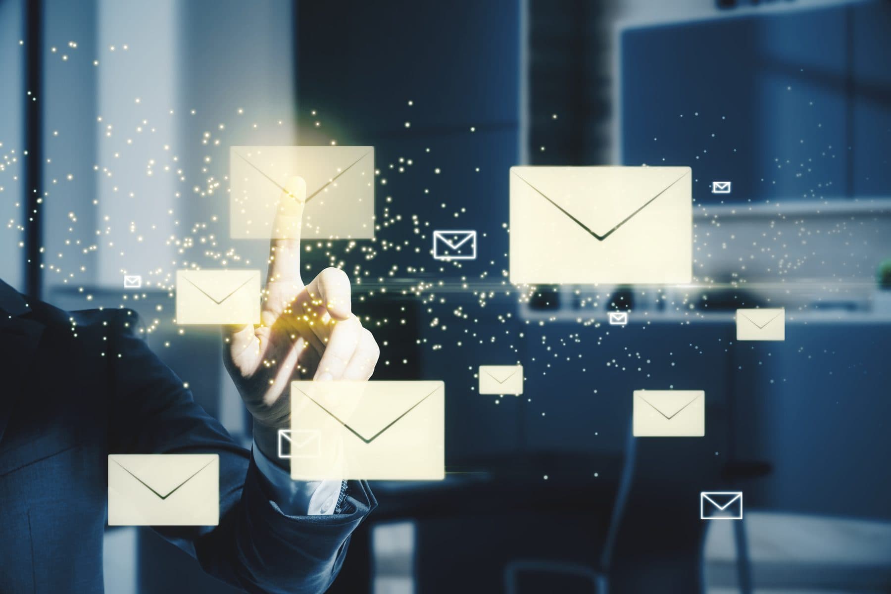 Un opérateur prépare une pile de correspondance variée pour la numérisation dans une installation de Nimble